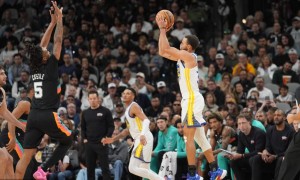 勇三疯！库里46分单节击垮马刺 两数据紧追乔帮主