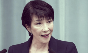 高市早苗还没登上访美飞机，美日突然联手派兵，中俄已做好最坏准备！