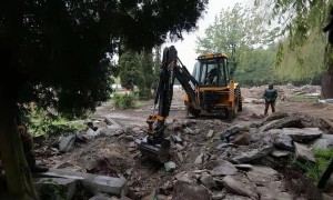 时机已成熟？中方果断出手，普京暂时离开首都，乌挖出355具烈士遗体