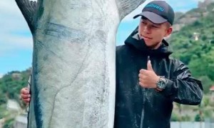 男子钓出227.2斤鱼王引围观，5名成年男子才能抬动！