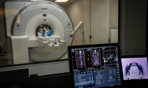 戴粗大金属项链闯入核磁共振室，美61岁男子重伤身亡 医生推测或死于窒息性损伤